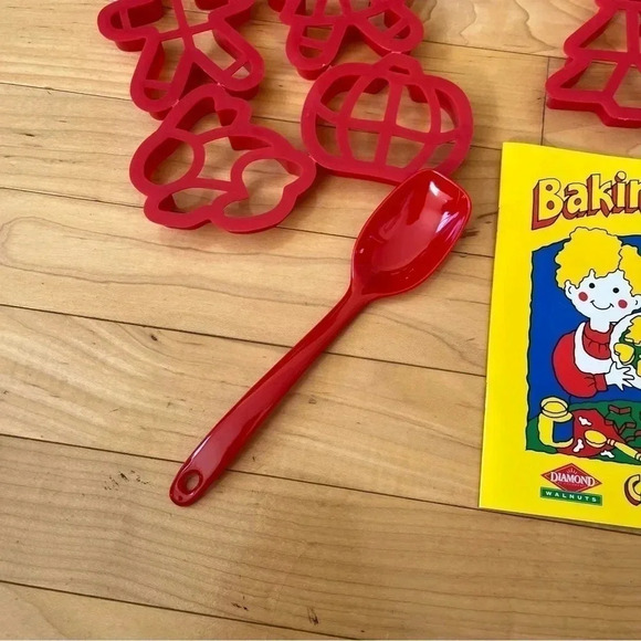 1994 SUNMAID RAISINS & DIAMOND WALNUTS BAKING BUDDIES BAKING KIT Cookie Cutters - Picture 3 of 9